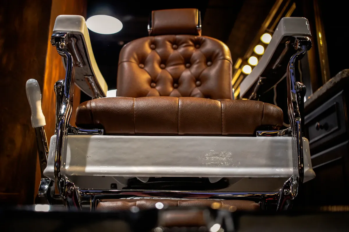 Sillón de barbero de cuero, de cerca